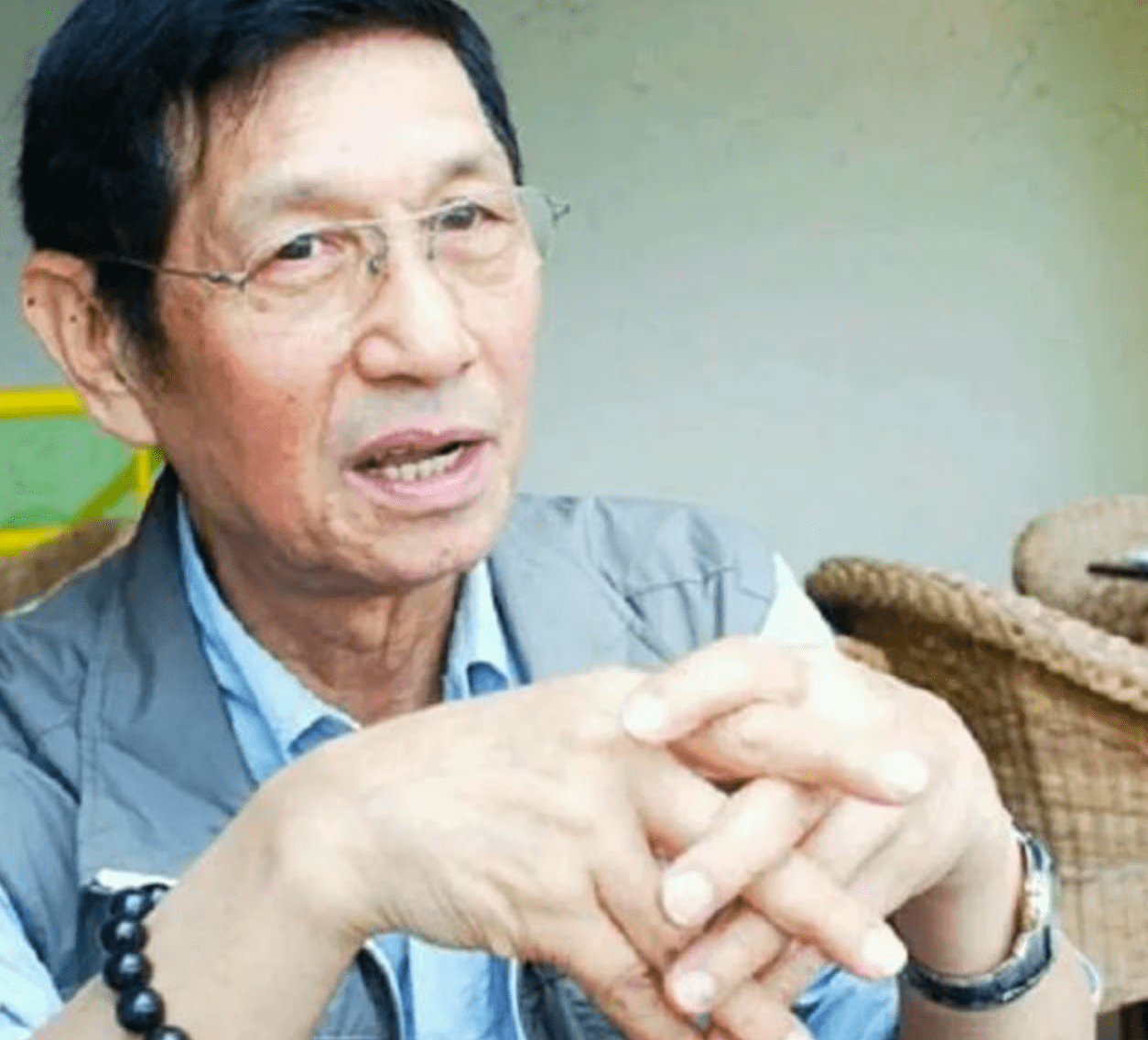 原创82岁刘洵罕见露脸,与古天乐同获颁荣誉院士,徒弟罗家英设宴恭贺