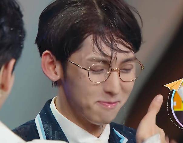 唐九洲被水泼到脱妆,用毛巾擦干后素颜状态绝了,确定是22岁?