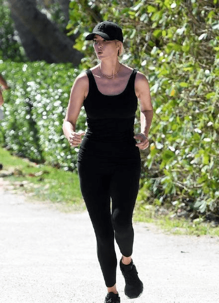 伊万卡穿一身黑色运动紧身衣和老公一起跑步像两个运动健将