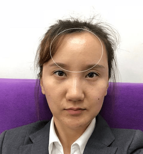 耳朵长有反骨,性格稍叛逆固执,早年家庭条件一般,生活平顺,额头宽驿马