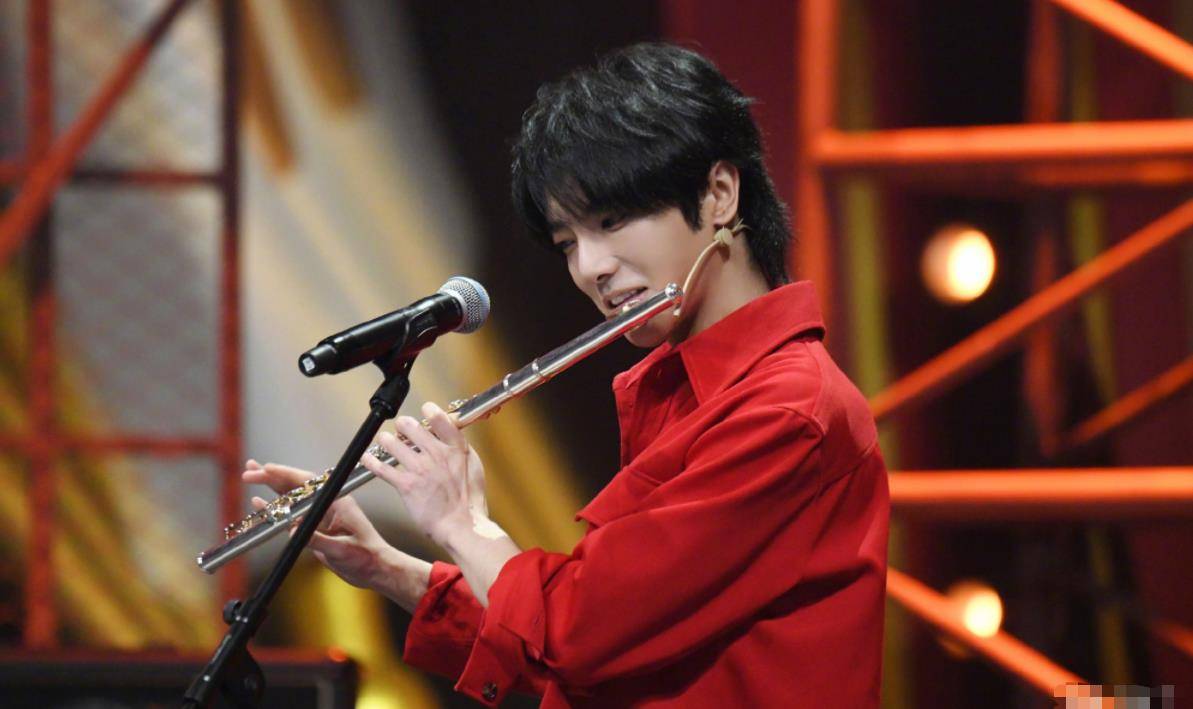 华晨宇不仅唱歌好听,在《王牌对王牌》节目里可以看出,他对现场气氛的
