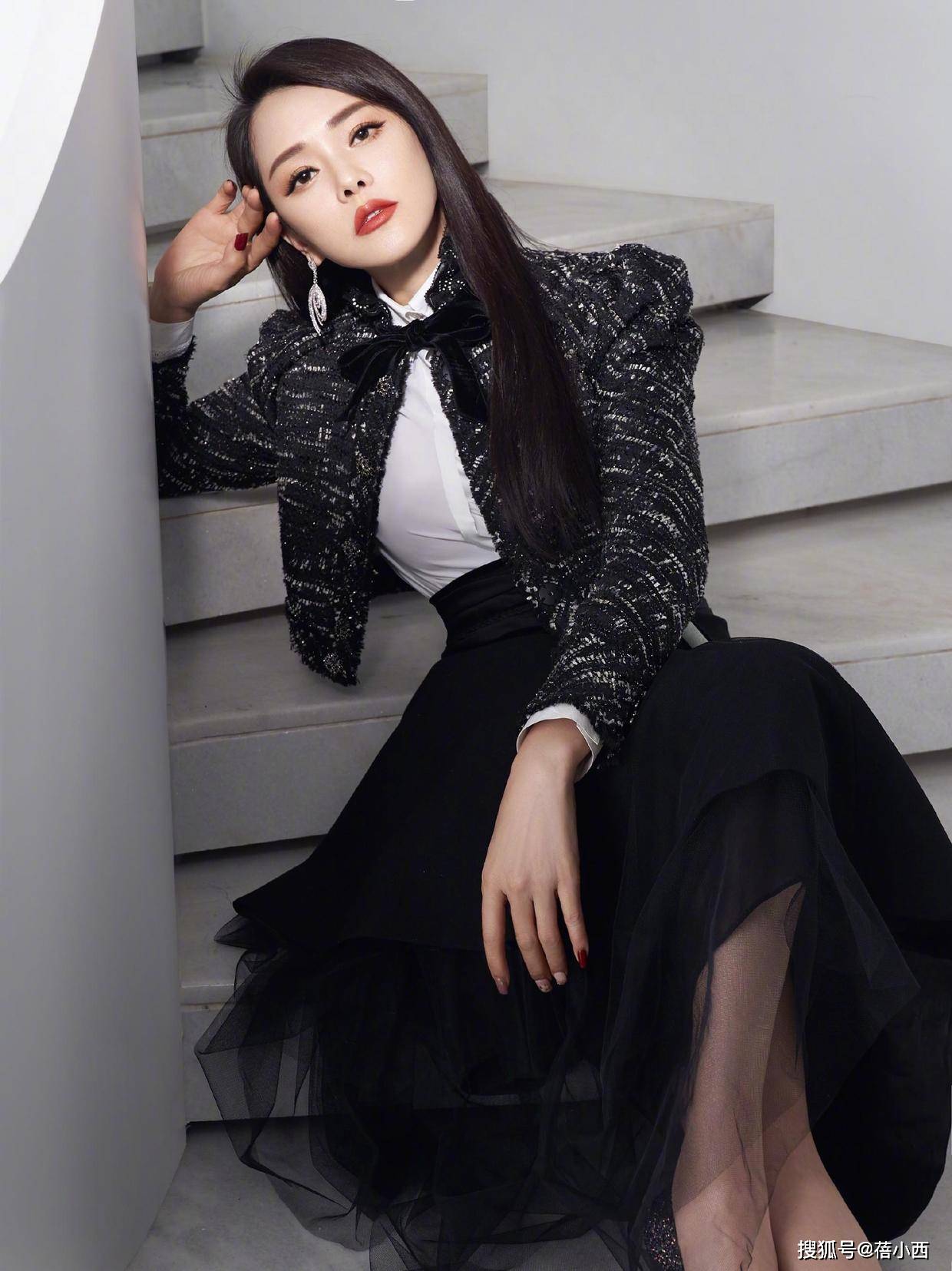 伊能静二婚后还很嫩,年过半百还能穿少女装,秦昊也太有眼光了吧