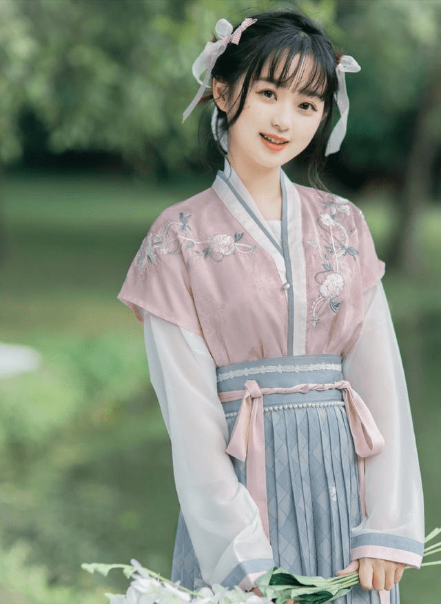 配色素雅的汉服套装风格简约但不简单带着满满的清新气息