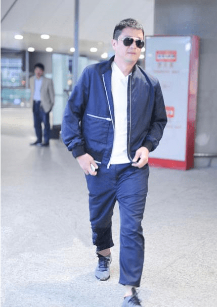 汪峰越老越有味身材健壮胡须和发量一样浓密衣品才是硬伤