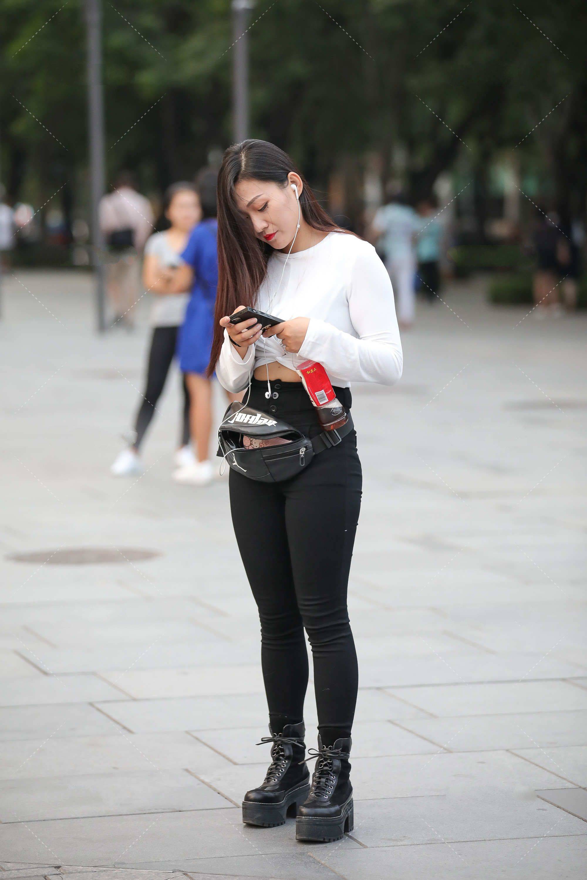 长袖上衣搭配高腰紧身裤经典的黑白配简约时尚还显气质