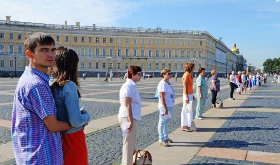 俄罗斯圣彼得堡冬宫，建筑美如童话世界，成市民休闲娱乐“天堂”