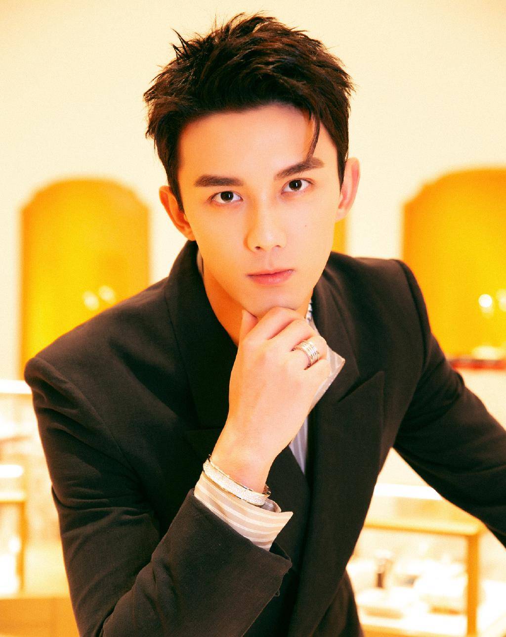 让吴磊露出霸总眼神的工作人员,原来是亲姐姐啊!