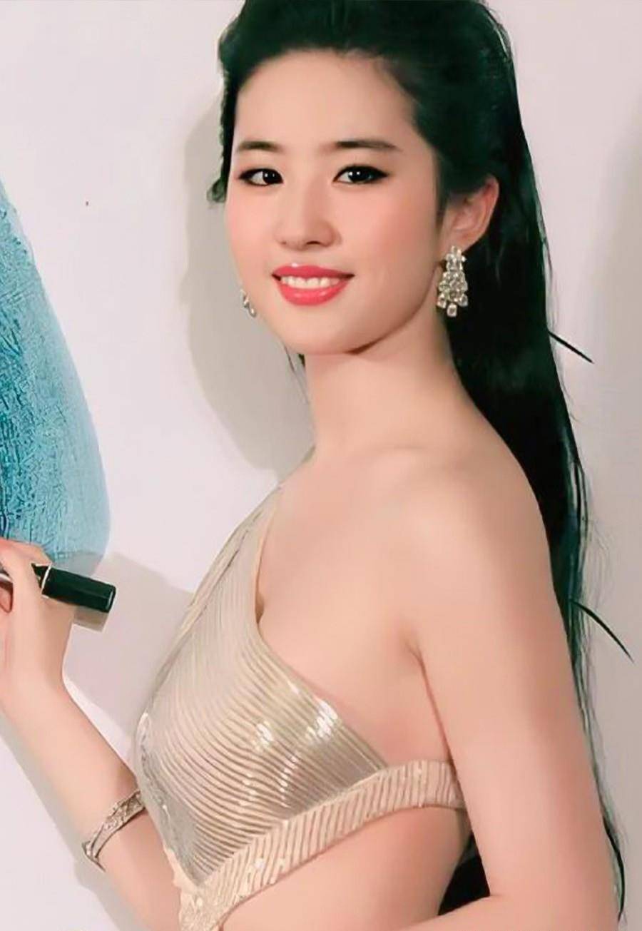 刘亦菲彻底放开了礼裙上身用三角布料遮水蛇腰更非同一般