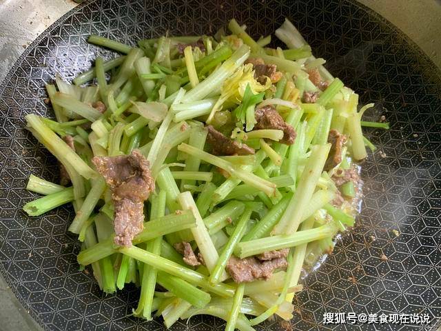 芹菜炒牛肉好吃又營養學會這一招牛肉總麼炒也不會老