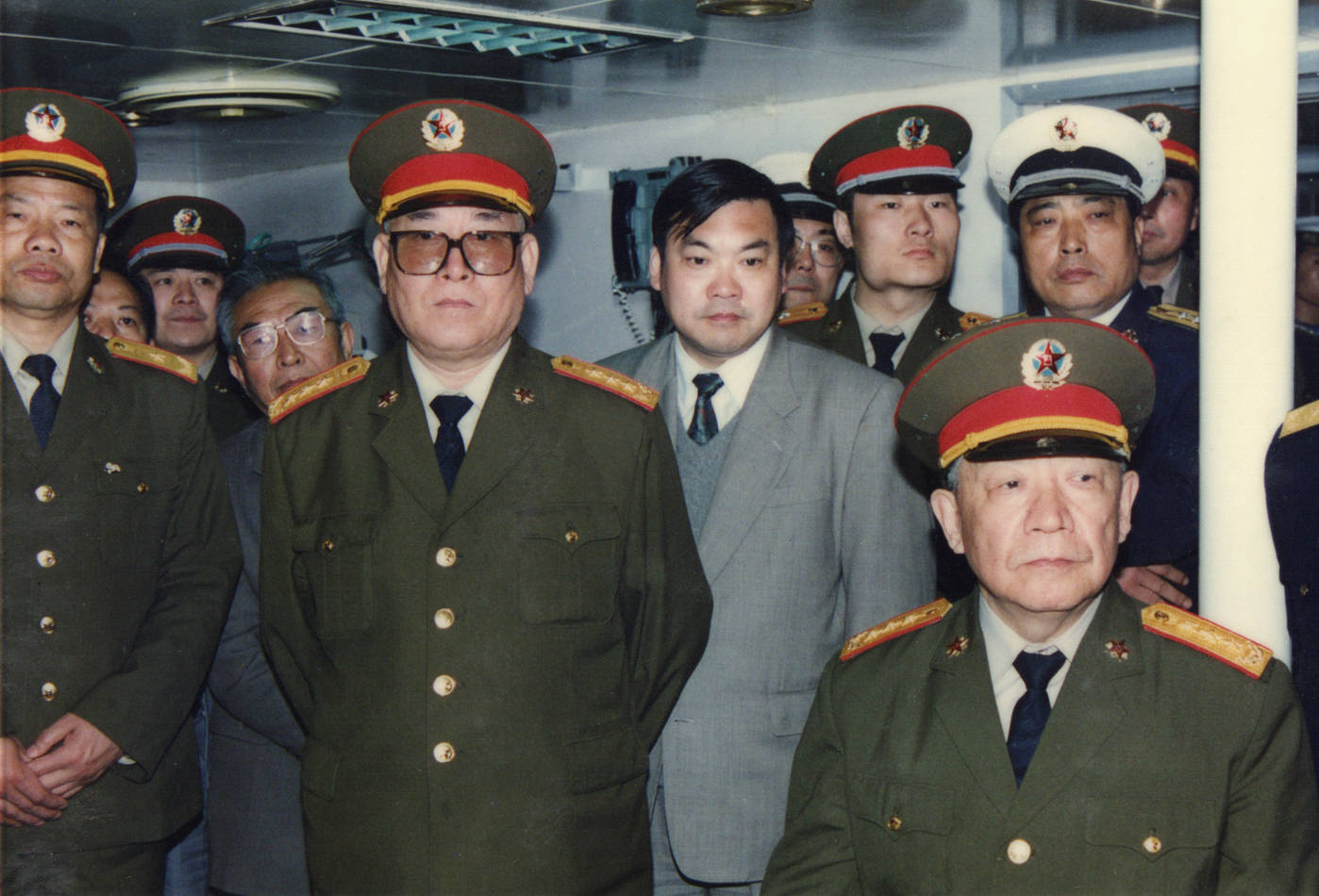 ①542舰长(柏耀平),政委(陆衔和)陪同国防部长迟浩田检阅舰上水兵仪仗