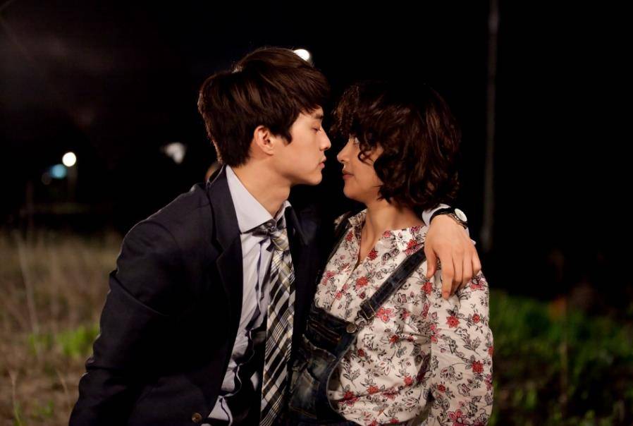 原创吻戏巨匠盛骏曾与裴秀智传绯闻却在兵役期自曝隐婚生子