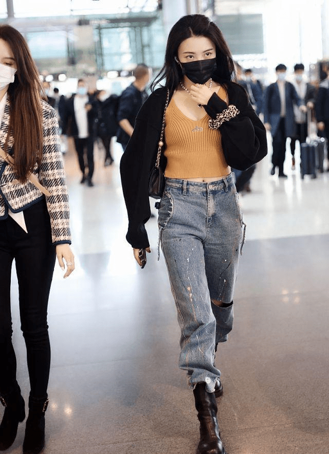 戴萌穿毛线背心搭配破洞牛仔裤展现完美身段像个朋克少女