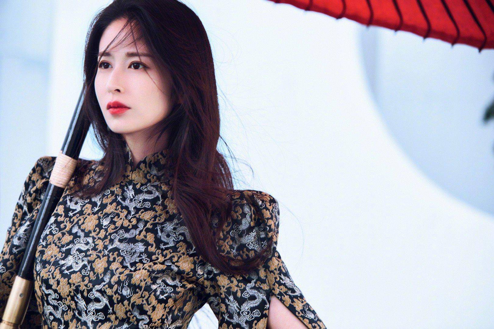 颖儿首次尝试国风气场太强龙纹刺绣配腰带原来旗袍还能这么穿