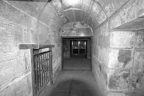 关羽墓中出现两个女子,一个可能是貂蝉,另一个身份特殊_关羽正