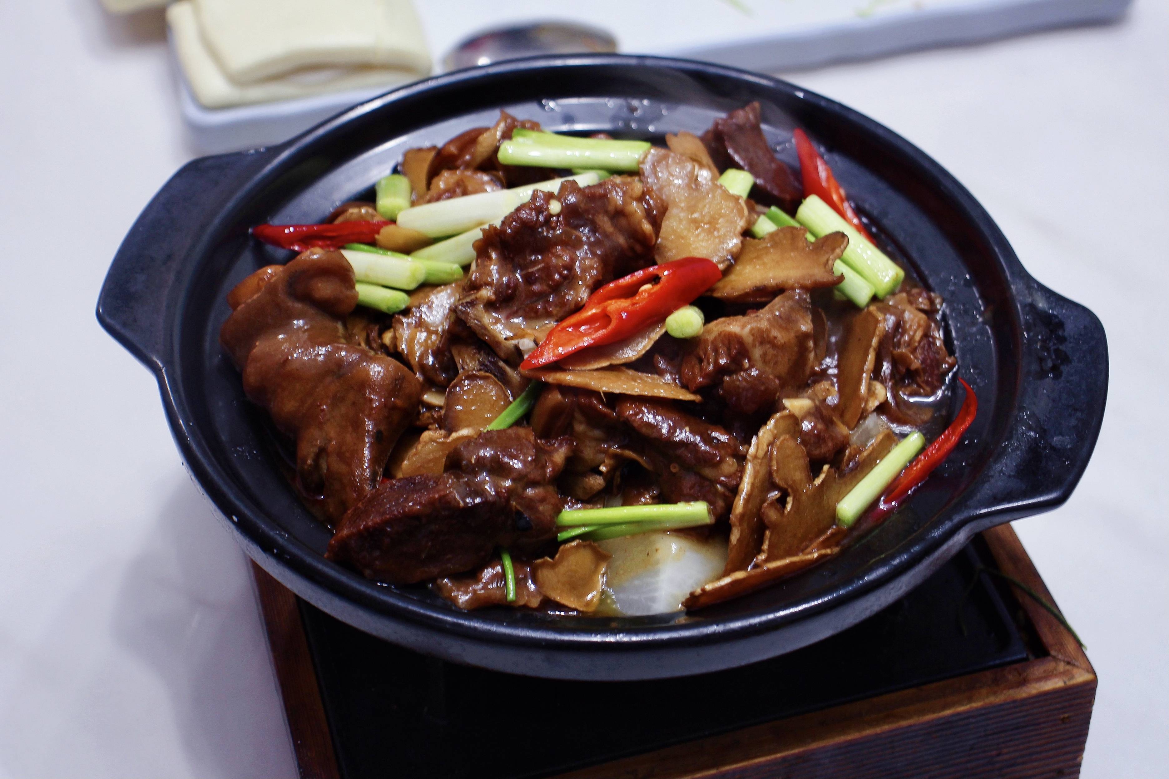 尝了几块羊肉,在吸足红烧味道的情况下把羊肉的膻味也控制得恰到好处