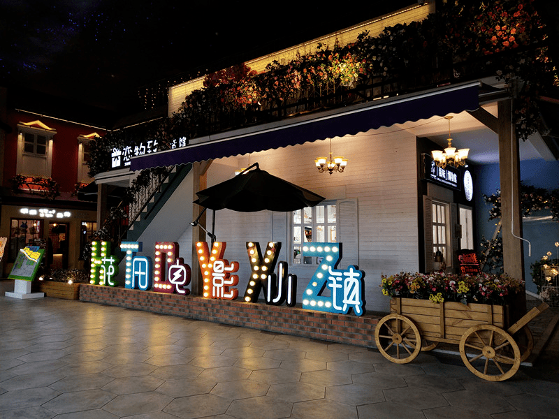 以长春南路为起点,一路向北绵延出了花田电影小镇,新世界广场,澳龙