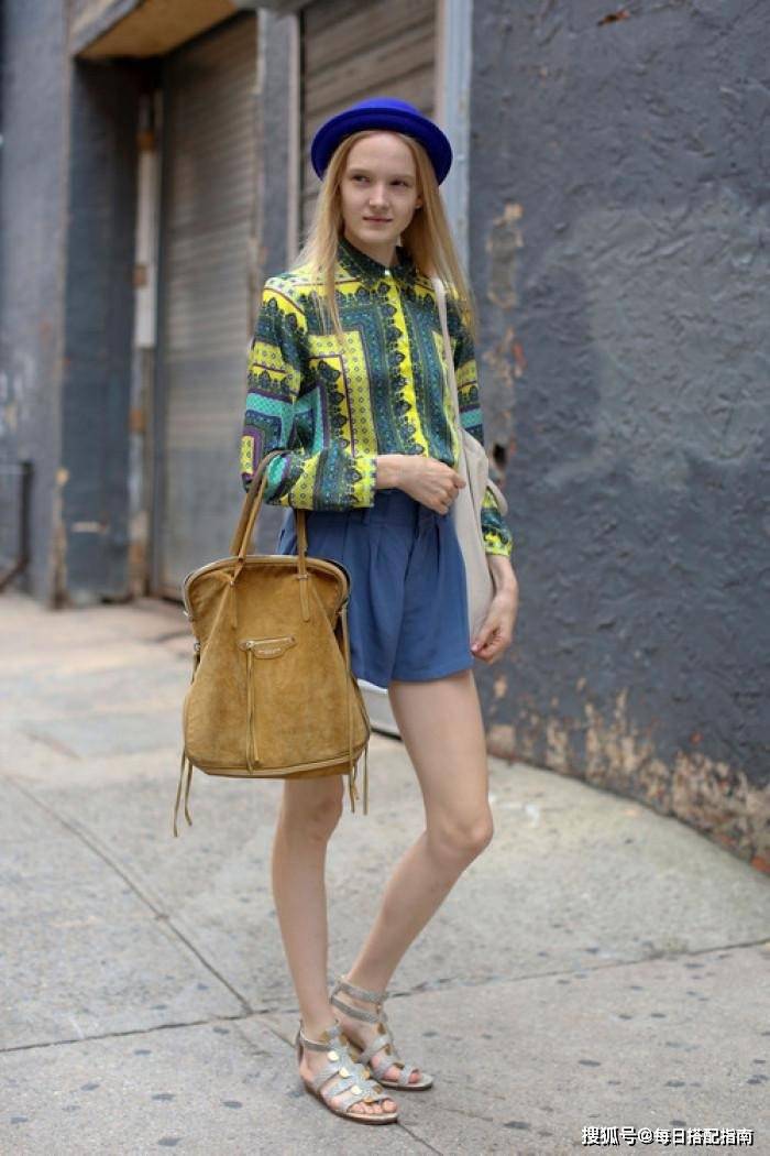 建议pick高跟罗马鞋,高跟罗马鞋对于小腿的肌肉线条要求,在搭配时大家