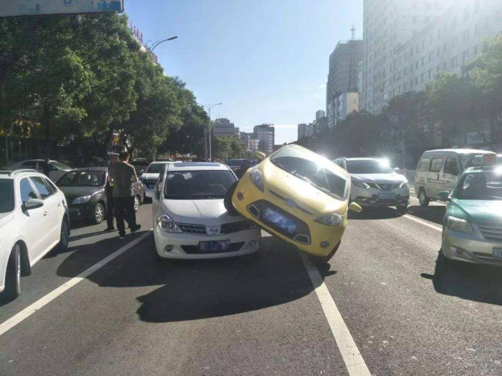 加塞撞車誰全責?一定要記好,關鍵時刻有用處!