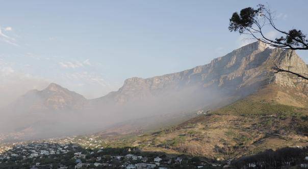 南非桌山国家公园大火目前已被控制，但因强风面临死灰复燃风险