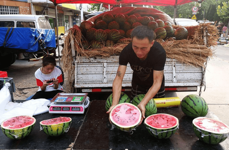 原创水果摊老板为啥喜欢把西瓜切开卖其实这里有猫腻别被坑