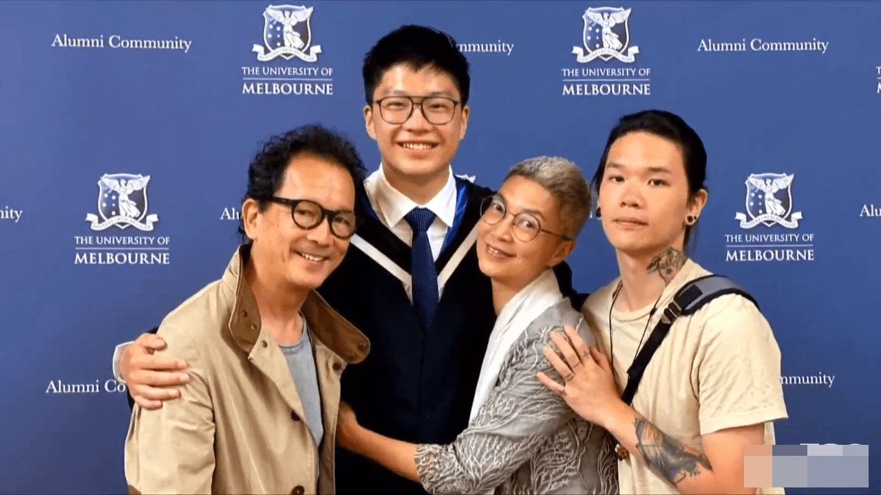 原创廖启智灵堂上公开温馨全家福长子没有沉迷于女装打扮干练痞酷