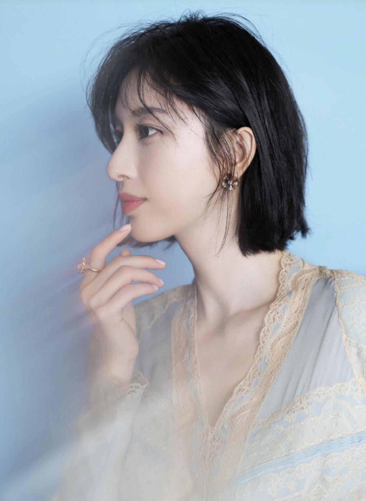 张俪新造型太出色淡蓝色连衣裙配长靴气质脱俗换了短发美炸了