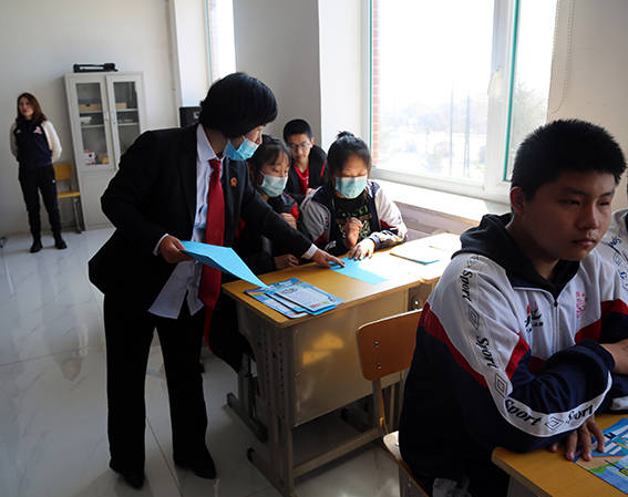 传承红色精神,4月19日,乾安县人民法院在让字镇让字中学开展了一期