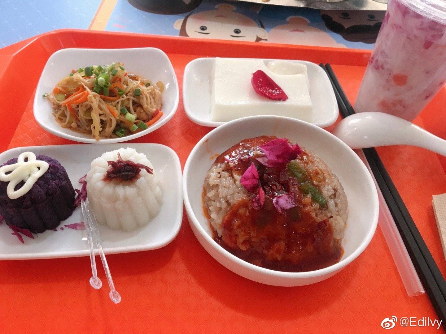 原创云南大学食堂推出玫瑰宴网友别人家的学校从没让我失望过