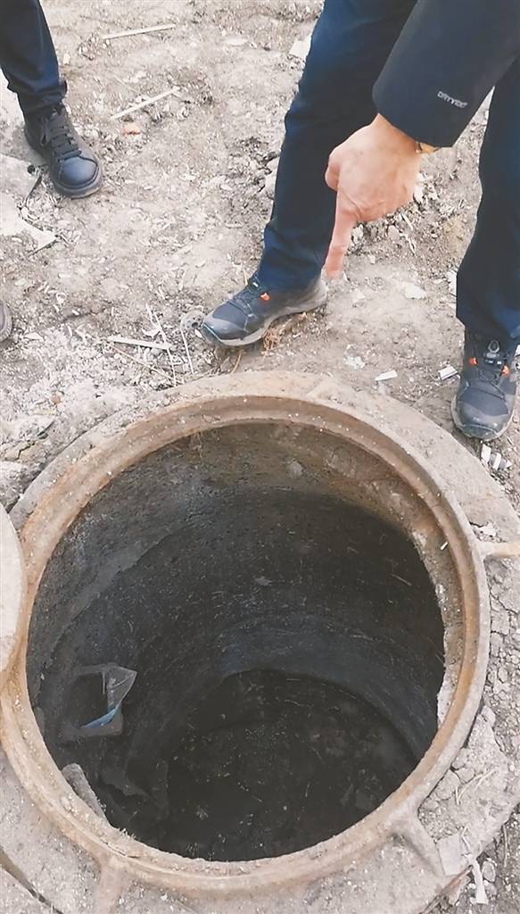 居民检查的下水井