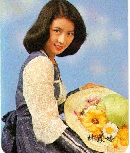 成龙年轻时的照片和现在的照片 63f763c43ea24e88813dbff89a559bbf.jpeg