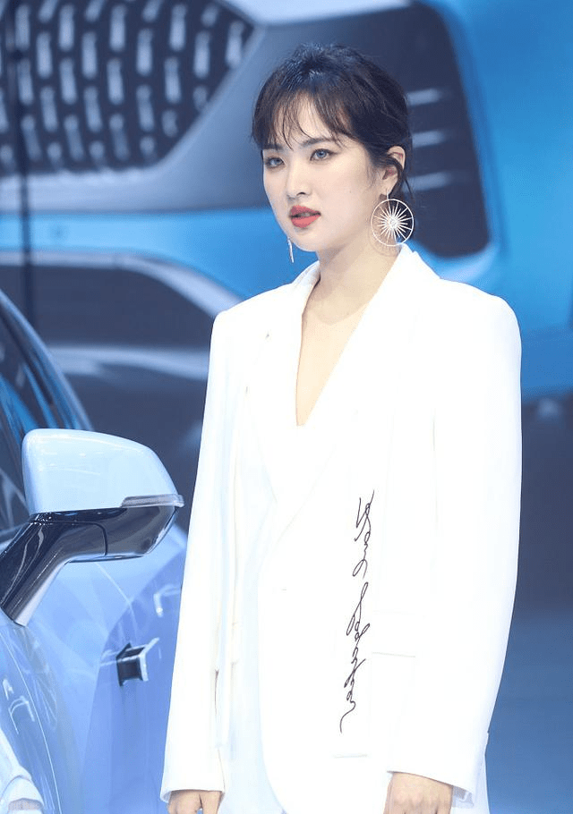 "华为公主"姚安娜生图也能打,一身西装气质高级,就是脸有点大-搜狐