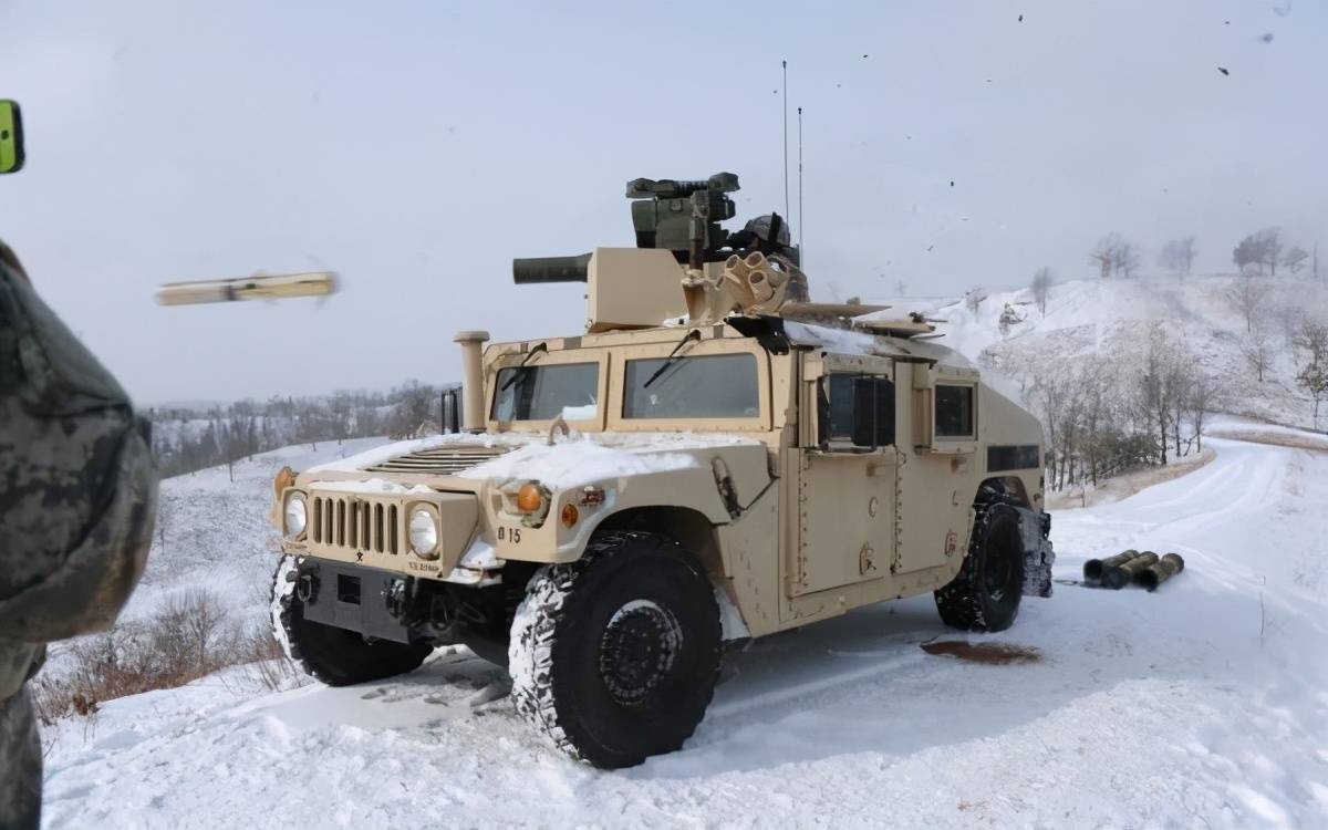 应对未来战争!美军求购新型反坦克导弹,能在1万米外摧毁坦克