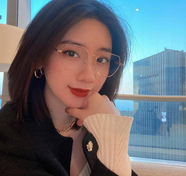 有这几个特征的女生戴眼镜颜值会更高文艺气质出众还显脸小