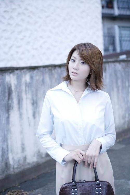 神麻美由真，身材婀娜雍容华贵国色天香，气质出众微笑甜美可爱迷人……