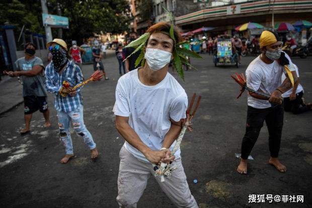 菲律宾奉献自己的鞭毛参加复活节无视聚会的禁令赤脚并屡屡被鞭打而流