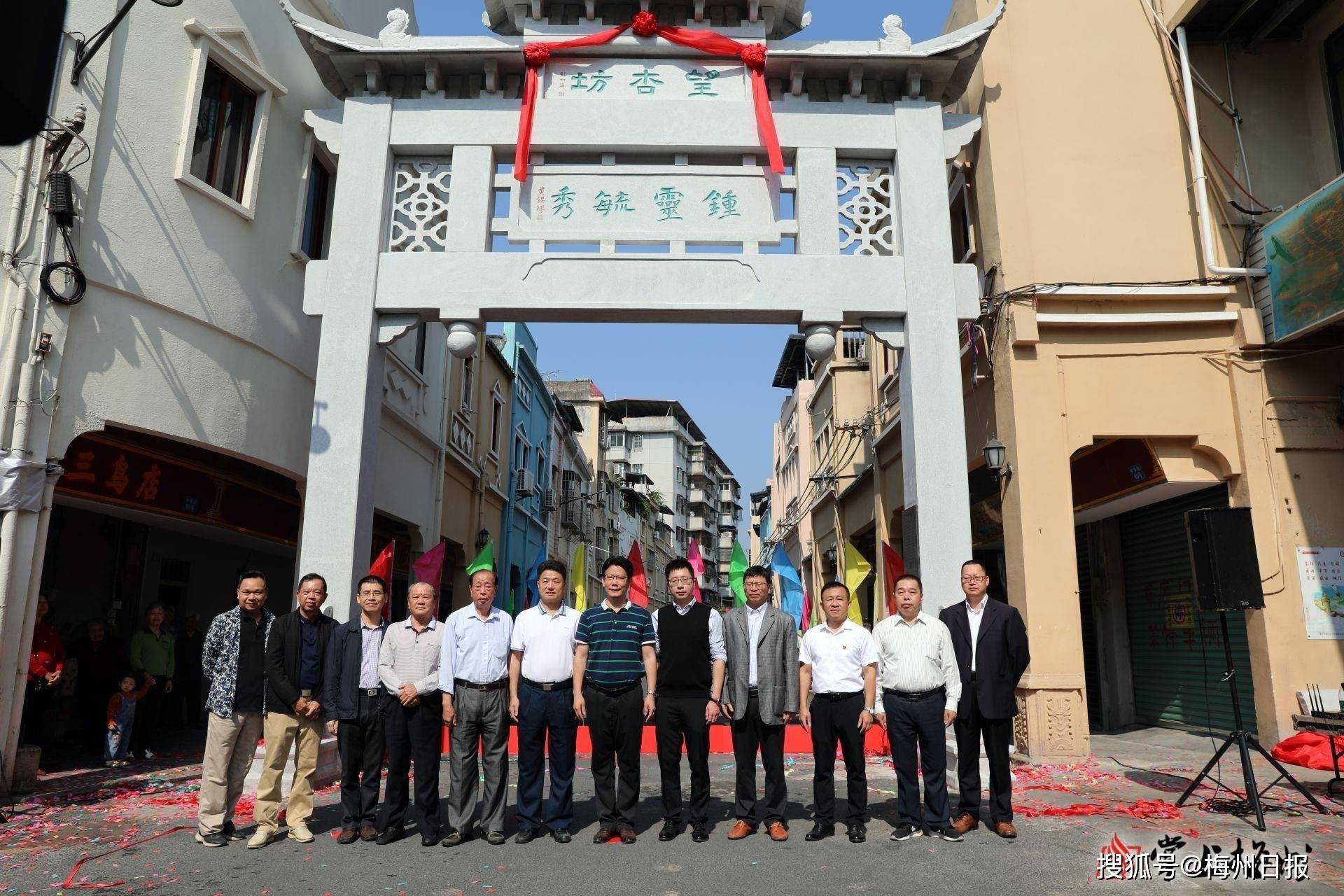 钟灵毓秀!时隔348年,梅江区望杏坊牌坊今日揭幕重现