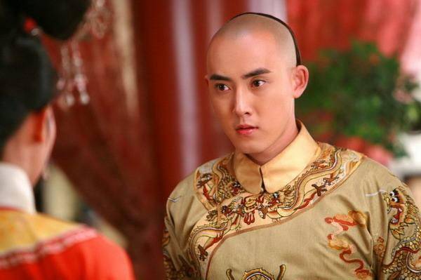 而后又被封为愉妃,乾隆一直想立嫡子为继,然而随着永琏和永琮的夭折