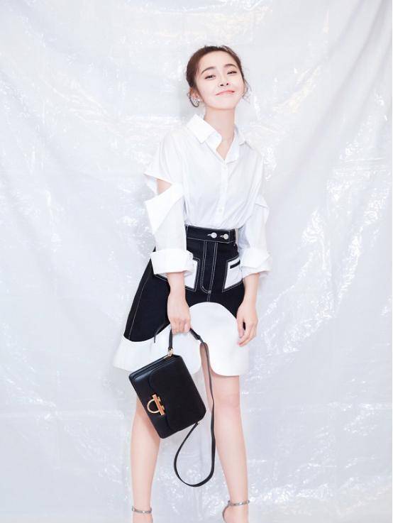 张佳宁白衬衫凹造型露出双腿又细又长还展示了魅力十足的锁骨
