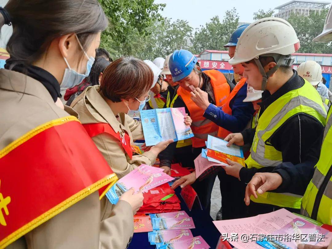 在活动中,各部门工作人员采取发放宣传单,现场解读法律知识,悬挂横幅