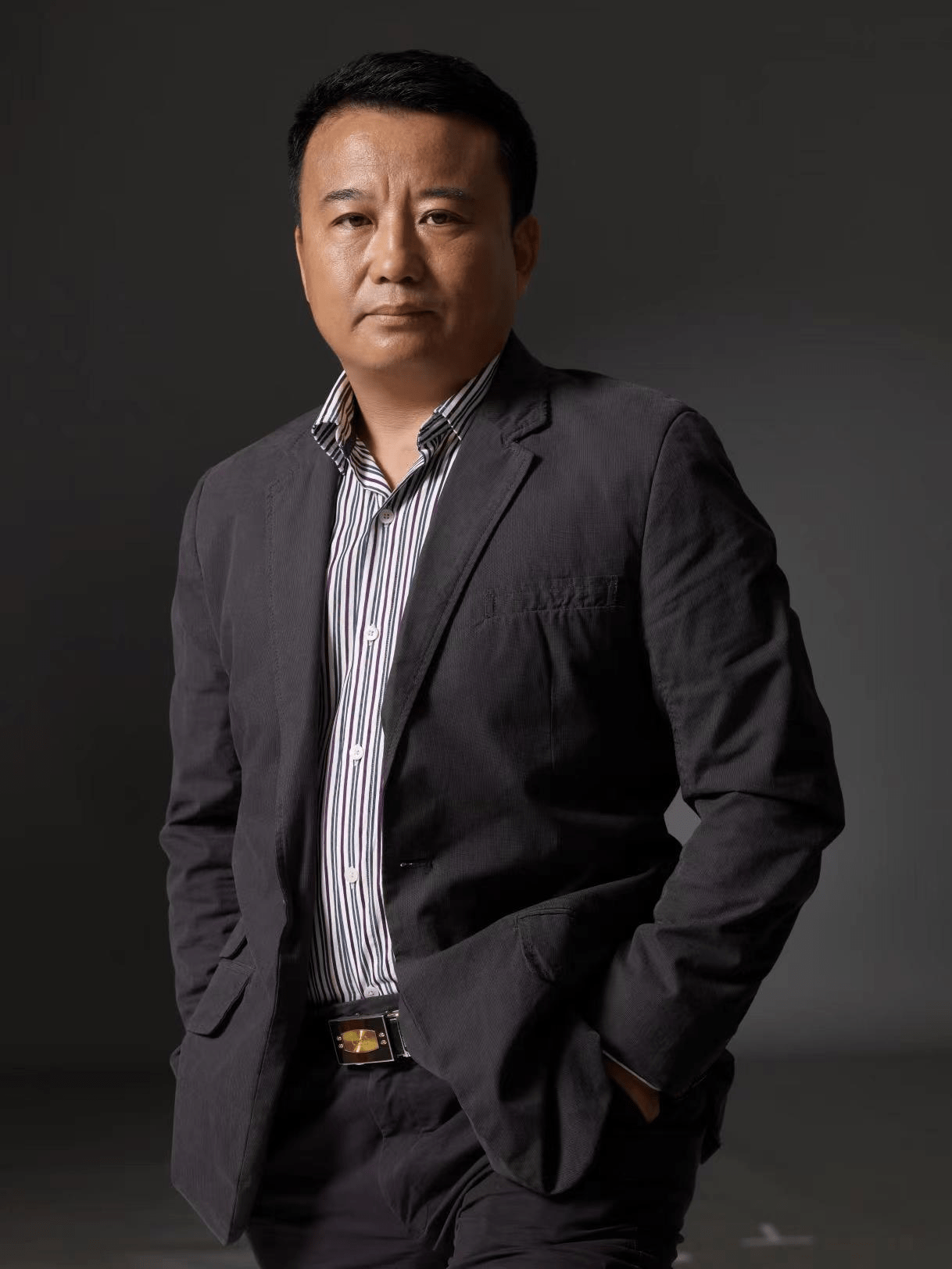 石钟山:作家,编剧,导演,著有《五湖四海《激情燃烧的岁月《幸福像