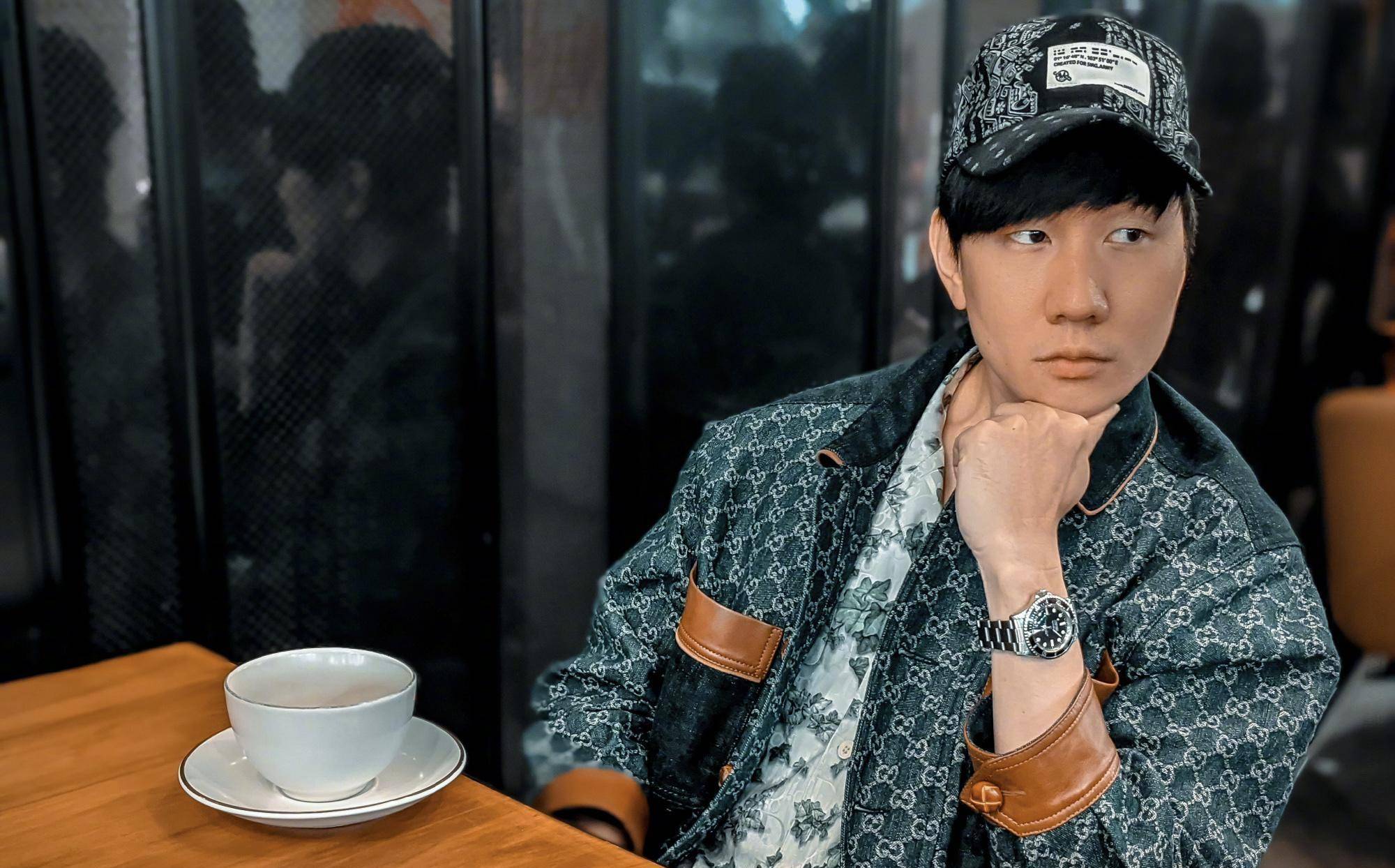 原创林俊杰隔离期晒街拍,休闲装如同大片,三八节祝女性朋友活出自己