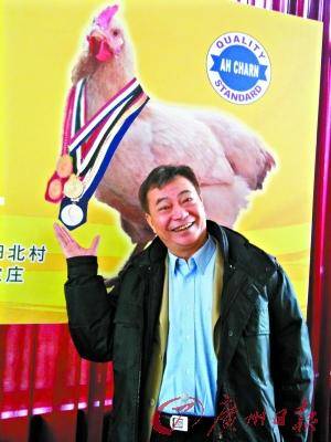 22岁被周润发捧红,拍戏23年仍未发财,如今63岁在广东养鸡_廖伟雄