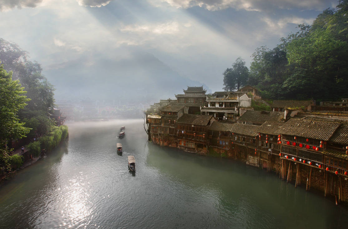 中国最美古城，曾是电影《边城》的取景地，依山傍水，如诗如画