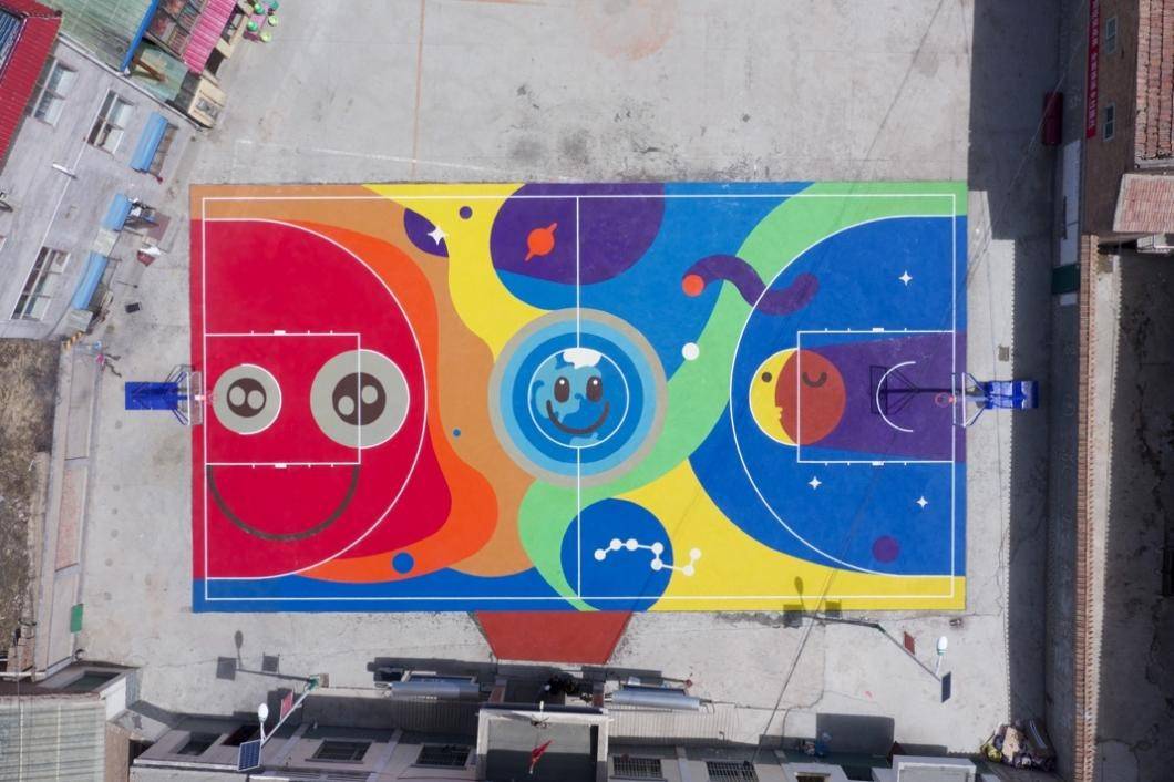 美团单车携手后海大鲨鱼 跨界落地最美环保篮球场