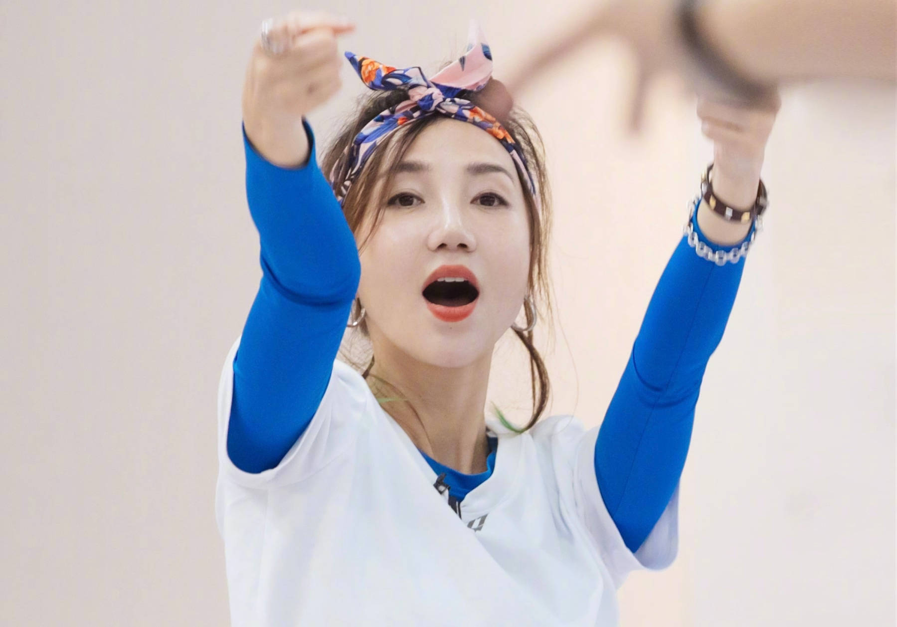 曾经作风大胆的阿朵今40岁生日面容大变眼角下垂认不出