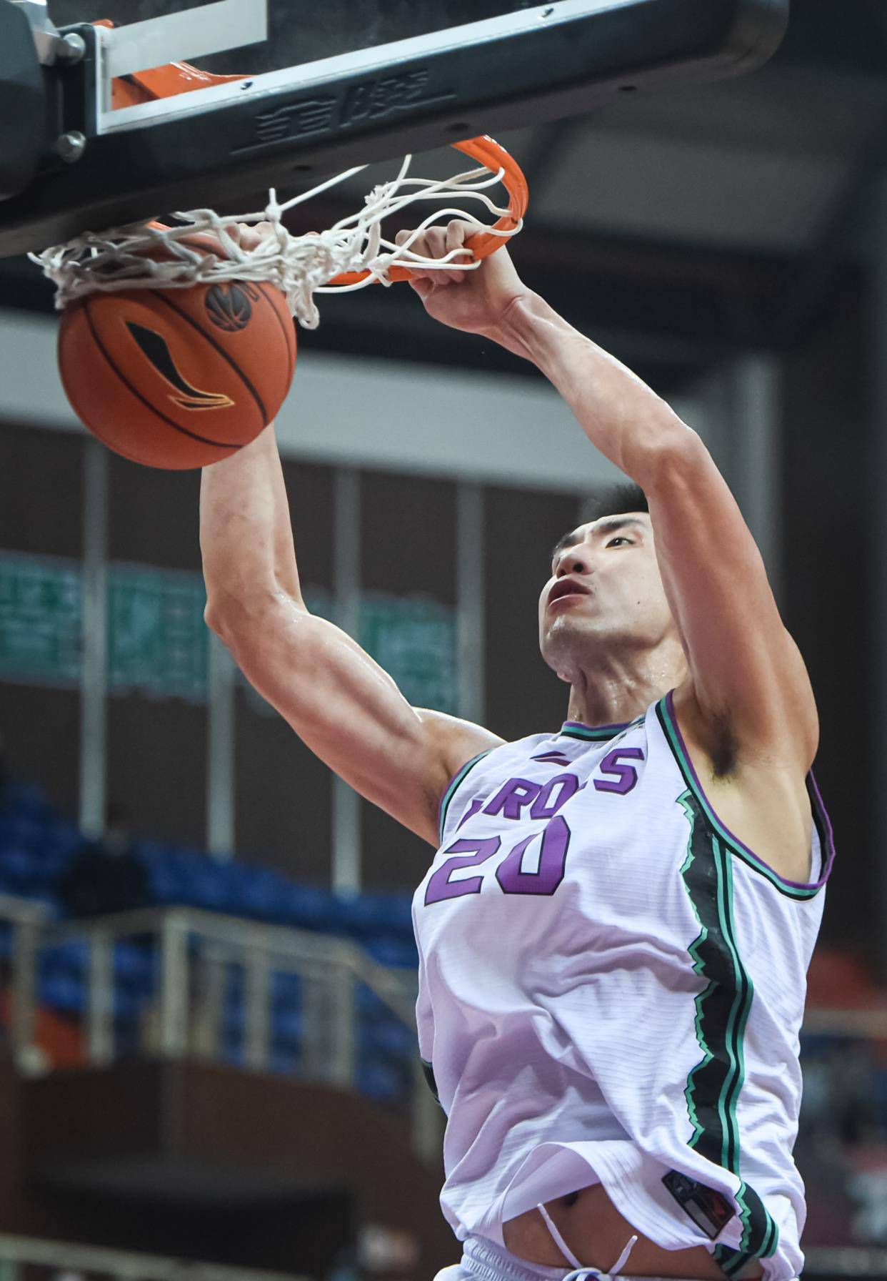 4月22日,山东西王队球员哈德森(左二)在比赛中与队友高诗岩(右二)交流