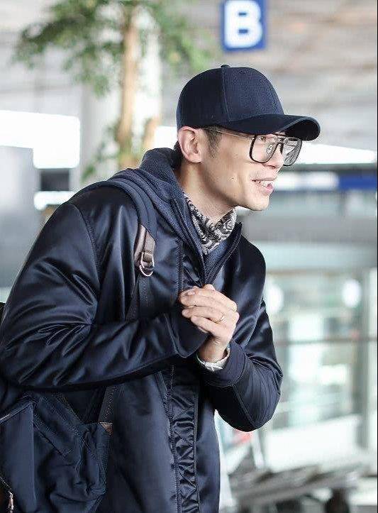 行走的荷尔蒙朱亚文 b190bb10b33c48728120a280d275e6a2.jpeg