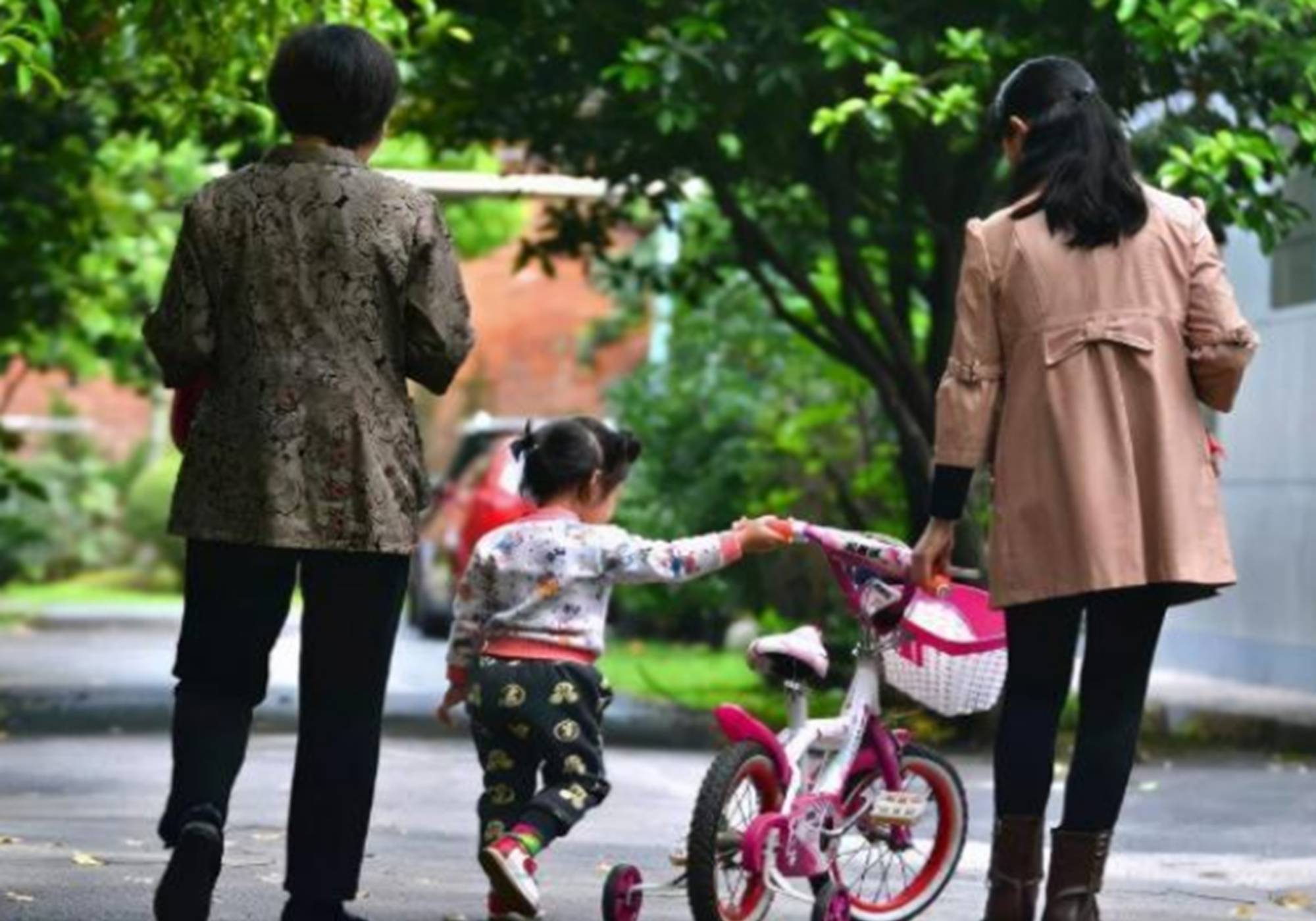 姥姥奶奶"接力式带娃"成潮流,谁苦谁累一目了然,你怎么看