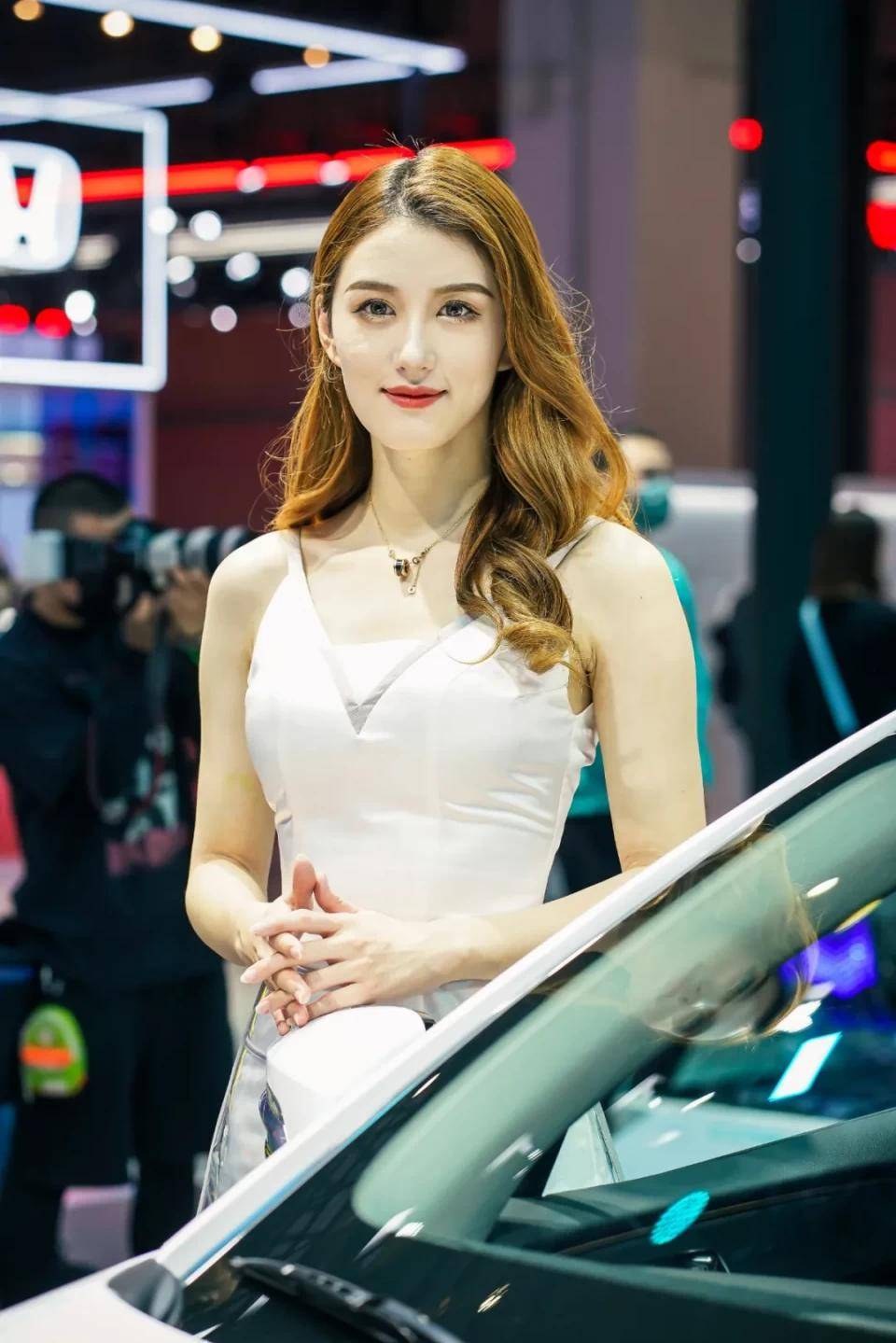 点击进入看图评论 图赏:上海车展上的车模小姐姐们(图21)