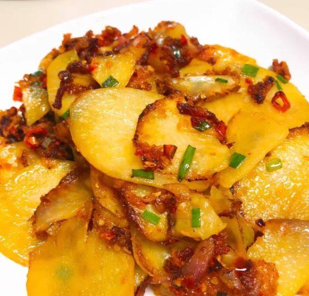 还能减少有害毒素的吸收,降低胆固醇,还能预防肥胖,榨广椒炒土豆片